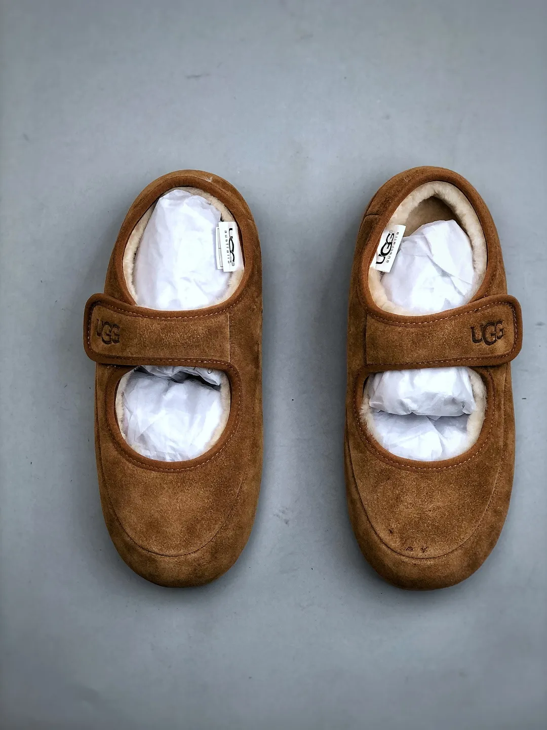 Local self-pickup 💰520 supports store release. The best-selling model on the entire network at the end of the year, UGG Mary Jane Mule slippers, 1.5CM thin sole, women's model, Xiaohongshu hot model, produced by a major foreign trade factory in Guangzhou, from toe to insole, real sheep fur, independent outer box packaging, craftsmanship, different from any version on the market, 1.5Ccm thin sole, independent original development of outsole, cashmere insole, keeping warm in winter, going out, and a very suitable choice for home use. This year uug launches a style series Partly catered to the preferences of young consumers, it has also moved to the forefront of fashion trends. Shoe body material: suede upper, 17mm UGGPURE™ implanted wool insole, lightweight non-slip and comfortable rubber outsole, with brand LOGO and trademark, with full packaging Size: 35-40